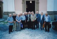 2005 (cca), setkání s pétépáky - kněžími, kteří byli zařazeni v tzv. lehkém PTP. Uprostřed s křížem biskup František Lobkowitz, Vojtěch Sasín první zprava
