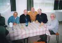 2005 (cca), setkání pétépáků s kněžími a biskupy v Brně. Vojtěch Sasín první zleva s arcibiskupem Janem Graubnerem a biskupem Františkem Lobkowitzem (s brýlemi)