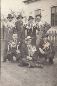 1950, odvedenci z Josefova, Vojtěch Sasín druhý zleva nahoře