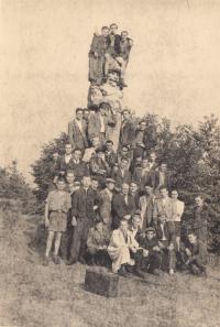 1947, výlet chlapců z Obchodní akademie Hodonín do Beskyd, Vojtěch Sasín na soše Radegast nahoře uprostřed