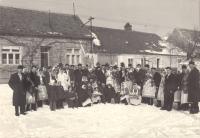 1956, svatba Vojtěcha a Marie Sasínových (leden), společné foto svatebčanů