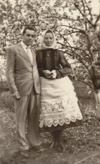1956, vzácná momentka novomanželů Vojtěcha a Marie Sasínových