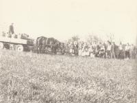 1958, konec vinobraní v JZD (manželé Sasínovi v davu)