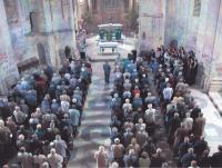 2004 (cca), bohoslužba v poutním chrámě ve Staré Vodě při příležitosti setkání Svazu PTP, pamětník v předních řadách.