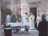 Vzpomínka na poutní chrám ve Staré Vodě (setkání PTP) zdevastovaný sovětskými vojáky (nad sakristií nápis: Taškent 1986)