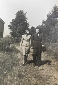 Karel a Ellen Plhákovi -  majitelé vodní elektrárny v Háji u Třeštiny