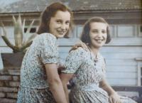 Soňa Jelínková (Straková) se sestrou Věrou