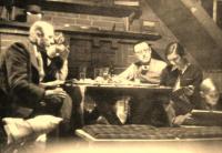 04c -Interiér klubovny - Zleva Karel Vávra, Jarmila Sedláková, Prokop Sedlák, Hilda Vávrová, Ivan Vávra