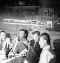 04d - Interiér klubovny - Zleva Vladimír Sedlák, Zdeněk Michl, Ivo Tonder, Prokop Sedlák