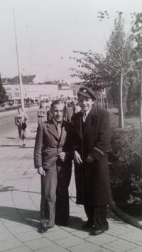 Bedřich Zedníček s kamarádem ve Zlíně