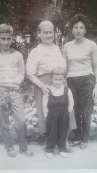 Bedřich Zedníček with his mother and grandmother