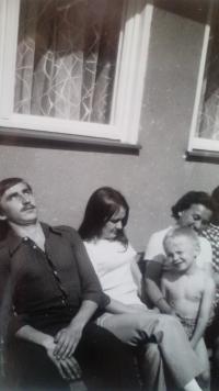 na chalupě se synem hercem Pavlem Zedníčkem