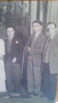 otec František Zedníček a jeho  přátelé