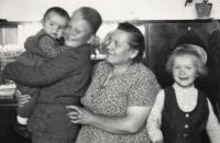 Strážnická Jaroslava – v náručí bratra Antonína, babička Barbora Vojtěchová a sestra Vendula