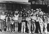 Strážnická Jaroslava – 3. zleva, chmelová brigáda Chrášťany, okolo 1975