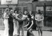 Strážnická Jaroslava – v náručí Petra Pospíšila, na dvoře gymnázia