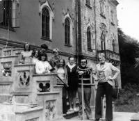 Strážnická Jaroslava – 1. zleva, průvodkyní na zámku Sychrov