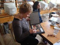 Jaroslava Strážnická si prohlíží fotoalbum