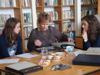 Jaroslava Strážnická se žákyněmi z projektu Příběhy našich sousedů