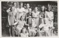 na prázdninách v Sedlejovicích (otec sedící vpravo, matka stojící druhá zprava, sestra Jelena stojící první zprava, sestra Milena stojící první zleva), 40. léta