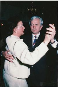 se starší sestrou, 1995