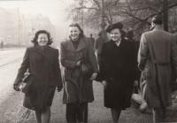 S kamarádkami po válce cestou z Klementina, kde pomáhaly s ukládáním schovaných knih 
