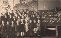 Česká třída v německé škole v Jablonci n/N, 1944 - 45 (Milan Čapek ve třetí řadě, viz. šipka)