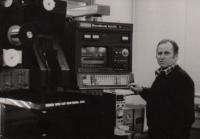 Milan Čapek v práci, listopad 1988