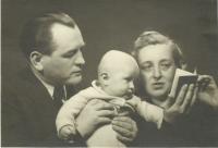 M. Brocko, prosinec 1946 s rodiči 
