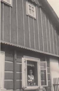 Rodný dům v Poniklé (v okně Emílie Šírová - maminka)