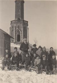 Czech class at elementary school in Desná in front of the lookout tower Štěpánka, around 1929 (Marie Zubíková in the bottom right hand corner)