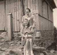 Se svým budoucím manželem Oldřichem Zubíkem na Ještědu, 1945