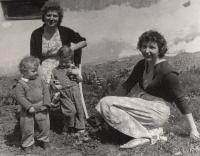 Marie Zubíková (vlevo) s dcerou Zuzanou (vlevo) a kamarádkou + synem, cca 1962