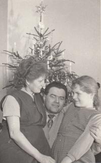 S manželem Oldřichem a dcerou Helenou, vánoce 1958