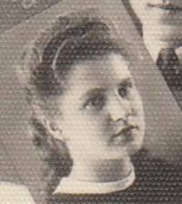 Marie Zubíková na tablu obchodní akademie, cca 1939 - 1940