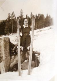Ellen Berger na zimním táboře Makabi Hacair 1936-37