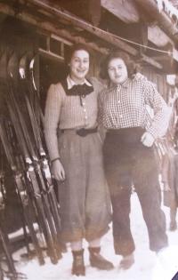 Ellen Berger (vlevo) na zimním táboře Makabi Hacair 1936-37