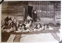 Letní tábor Makabi Hacair v Horních Hrabinách, 1937, Ellen Berger uprostřed