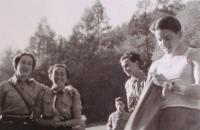 Na výpravě na Křivoklát. Ellen Berger (vlevo) s přítelkyní Juditou (na příjmení si nevzpomněla) a chlapci s Makabi Hacair, květen 1938
