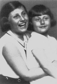 Eva Ehrlichová (vpravo) se starší sestrou Růženou. Předválečné foto