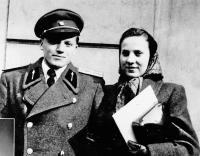 Zuzana Blahetková se svým budoucím manželem Adolfem studentem Vojenské technické akademie Brno / 1953