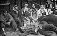 Přestvávka během ruční výroby cihel / Zuzana Blahetková připijí / otec Robert Gwosdzik leží před skupinkou / 60 léta