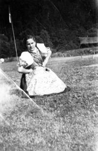 Zuzna Blahetková v Hlučínském kroji / 1954