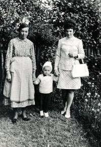 Marie Cigánová se svou matkou Annou a synem Markem / pravděpodobně 1968