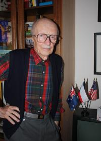 Jan Lorenz u vlajek zemí, ve kterých žil