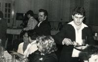 Josef Wawrzacz obsluhuje v Hotelu Beskyd v Mostech u Jablunkova / asi 1985