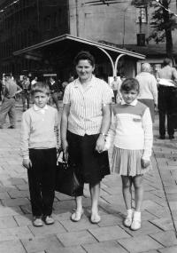 Josef Wawrzacz s matkou Marií a sestrou Marií na nákupech ve Zvolenu / asi 1964