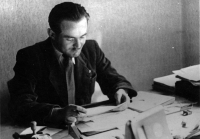 Otec František Kopecký v kanceláři své firmy v Olomouci