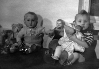 Ruth Kopecká a její mladší bratr Tomáš, 1951