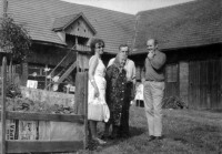 František Kopecký s paní Cermanovou a její rodinou v Čisté, 1974